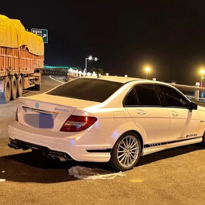 Melhore o seu Benz C-Class W204 com C63 Luzes traseiras LED Temperatura de cor 5000K
