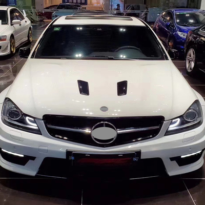 Mercedes-Benz Classe C W204 com capô do motor de fibra de carbono