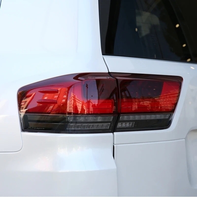 Land Cruiser LC300 com luzes traseiras LED 2022 e luzes de sinal de freio